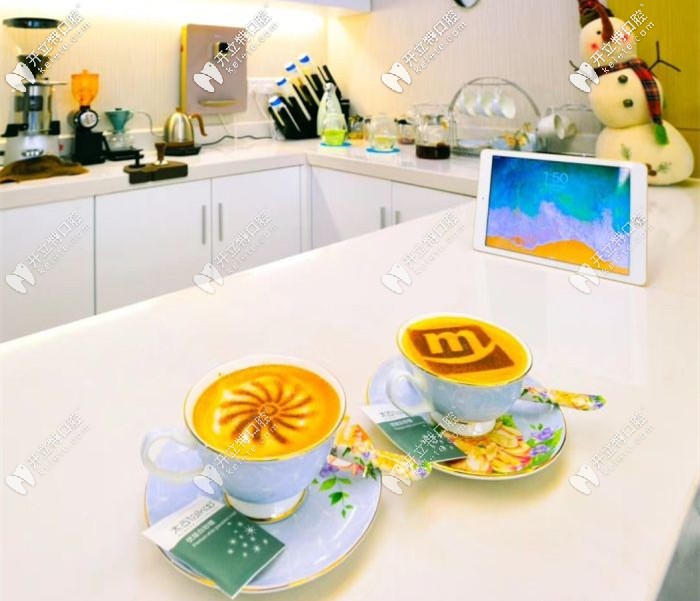 休息區(qū)的咖啡要不要來(lái)一杯？