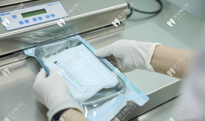 包裝好的器械進(jìn)行封邊并記錄日期