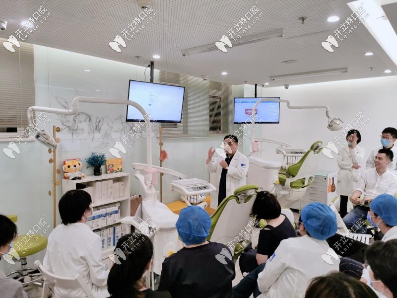 北<!--<i data=20240703-sp></i>-->腔醫(yī)院張棟梁給醫(yī)生講解問(wèn)題