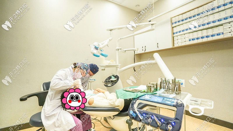 陳院長(zhǎng)為顧客做矯正復(fù)診