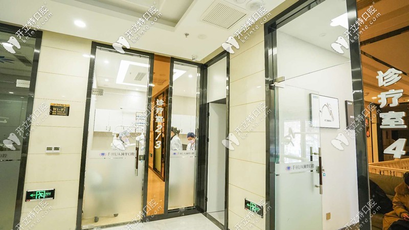 所有的診室都是滿滿當(dāng)當(dāng)?shù)? border=