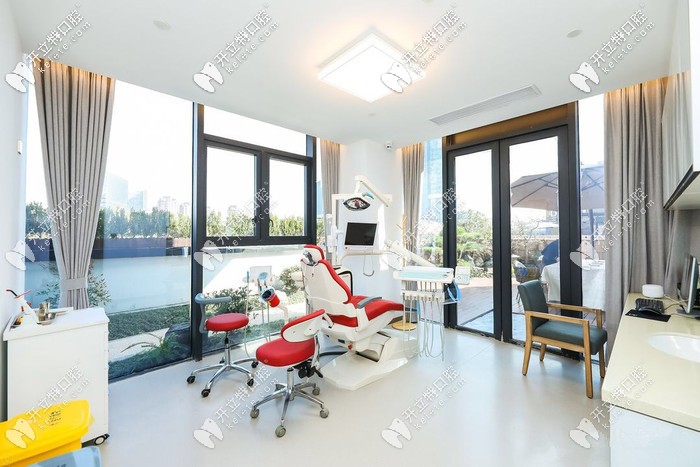 紅色的牙椅真的是少見，很有少女心