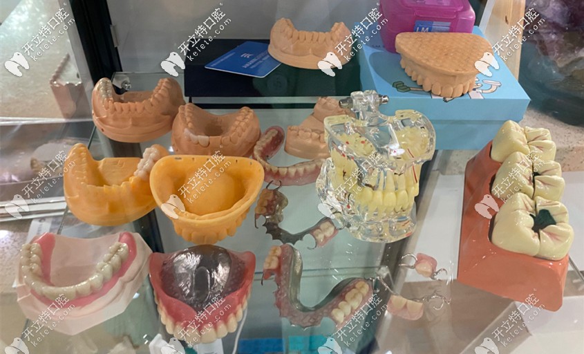 醫(yī)生會根據(jù)顧客的牙齒情況用牙模來詳細(xì)講解，讓用戶對口腔保健有更好的了解