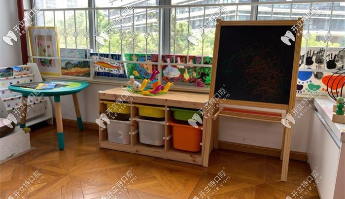 松井口腔也為兒童專門布置了游樂區(qū)