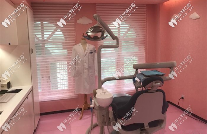據說每一個美奧口腔都有一個全粉色的診療室，為了緩解顧客情緒