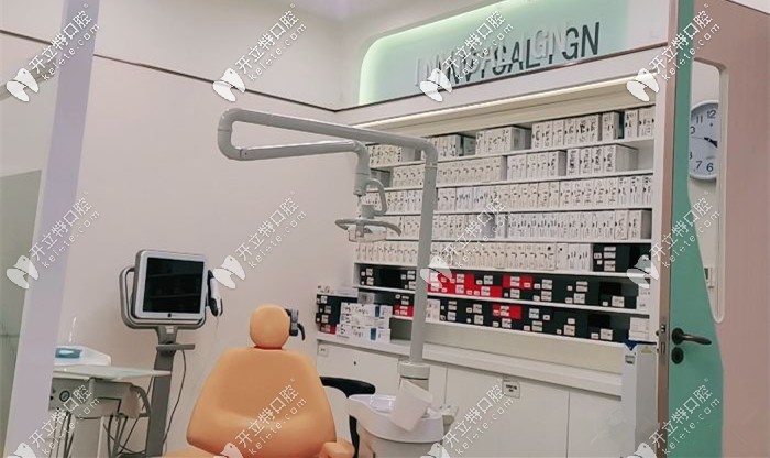 來這做隱適美的顧客也不少啊