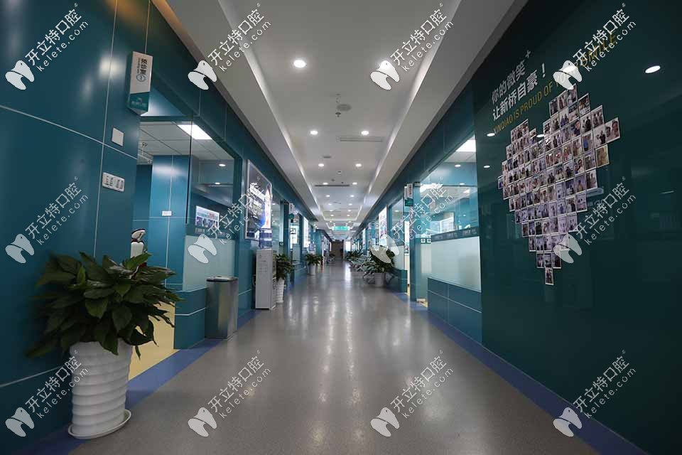 走廊的獨(dú)立診室，墻上有顧客的合影