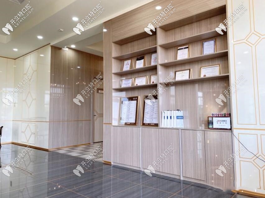 佳美口腔牙科項(xiàng)目收費(fèi)價(jià)格表直接展示在陳列柜上