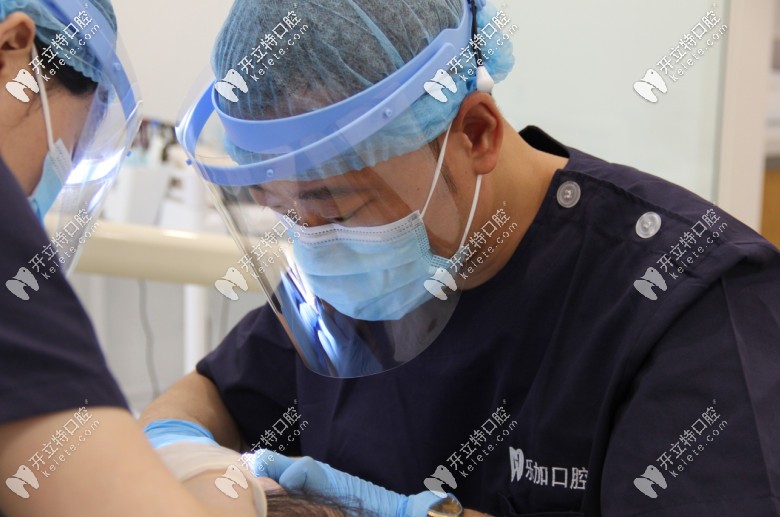 醫(yī)生為顧客的診療過程