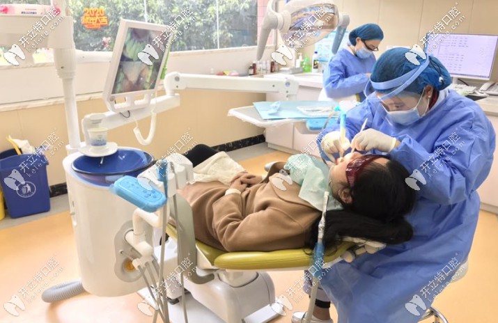 牙管家醫(yī)生為顧客的治療過程