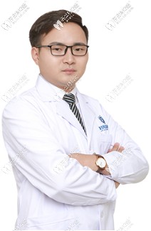 拜爾口腔（大潤(rùn)發(fā)店）門(mén)診主任閔強(qiáng)