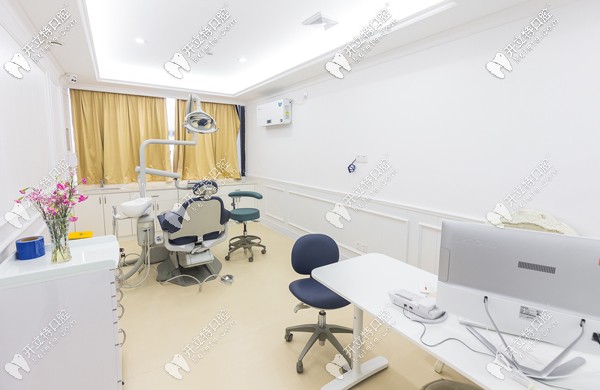 柏德口腔門店內(nèi)的候診區(qū)和治療區(qū)劃分分明