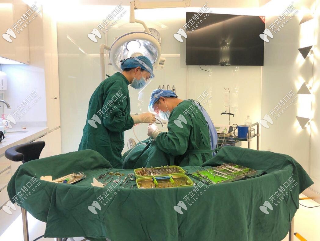 做種植牙手術(shù)時候的情景