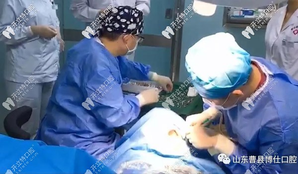 做全口即刻種植牙手術(shù)現(xiàn)場(chǎng)