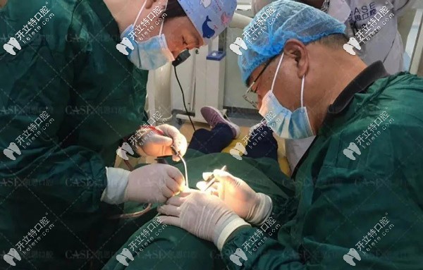 張靜其醫(yī)生為顧客做種植手術(shù)