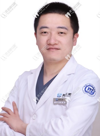 烏魯木齊美奧口腔綜合治療科醫(yī)生胡鑫