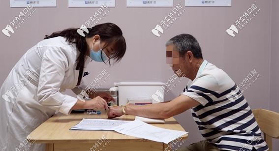 顧大爺檢查抽血