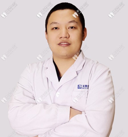 烏魯木齊美奧口腔修復(fù)科醫(yī)師朱啟迪