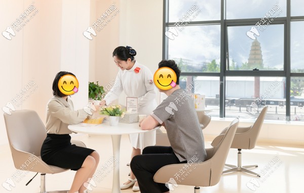 天山區(qū)小白兔口腔提供360天無(wú)假日服務(wù)