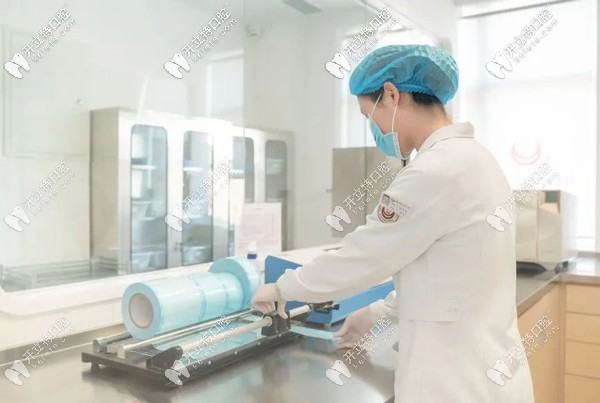 小白兔口腔的配備有專(zhuān)業(yè)的消毒滅菌供應(yīng)中心