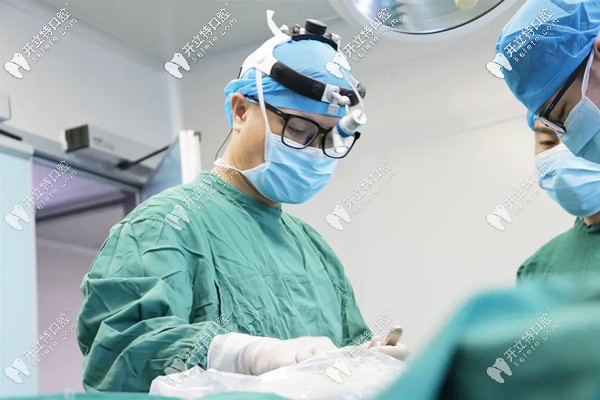 廣州廣大醫(yī)院正頜醫(yī)生何錦泉