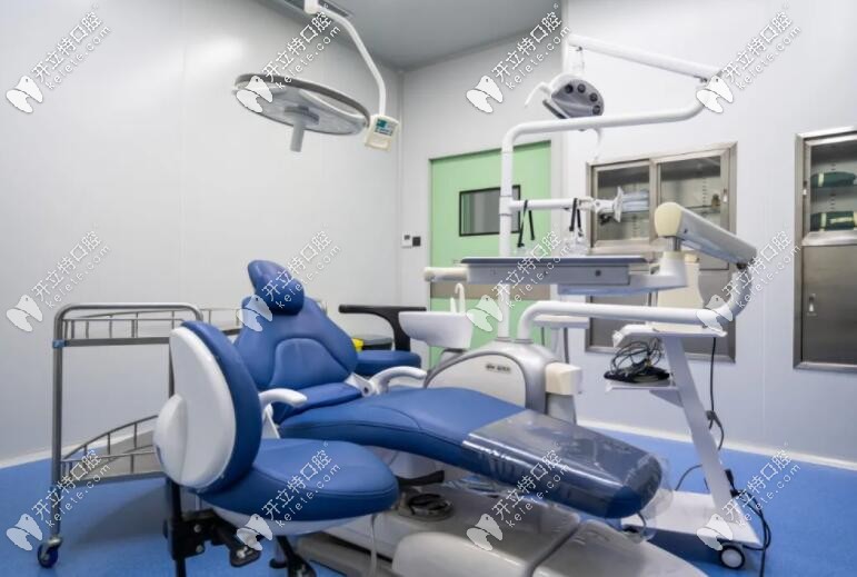 來張放大的牙椅，滿滿的高科技感