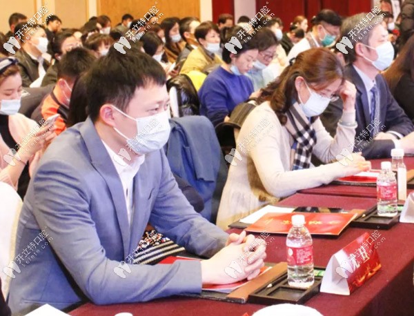 尤旦口腔伍帆和段喬丹作為代表赴現場參會并接受表彰