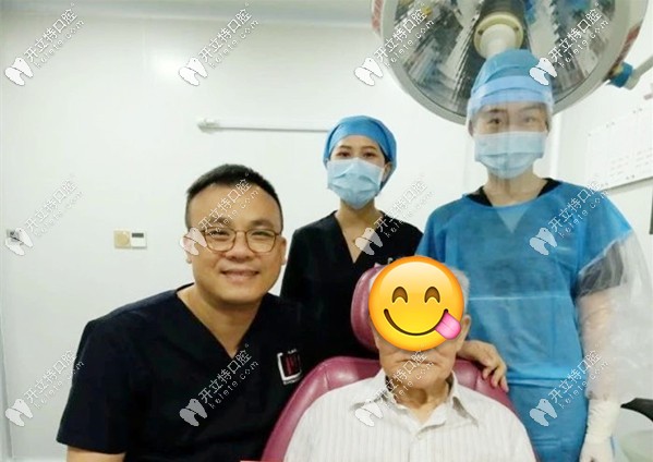 廖崇元院長和顧客的合影