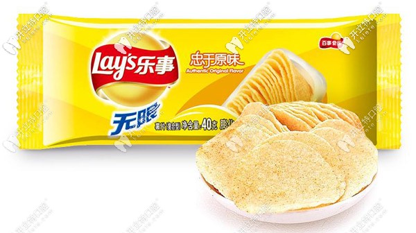 全口純鈦活動假牙相當于一小包樂事薯片