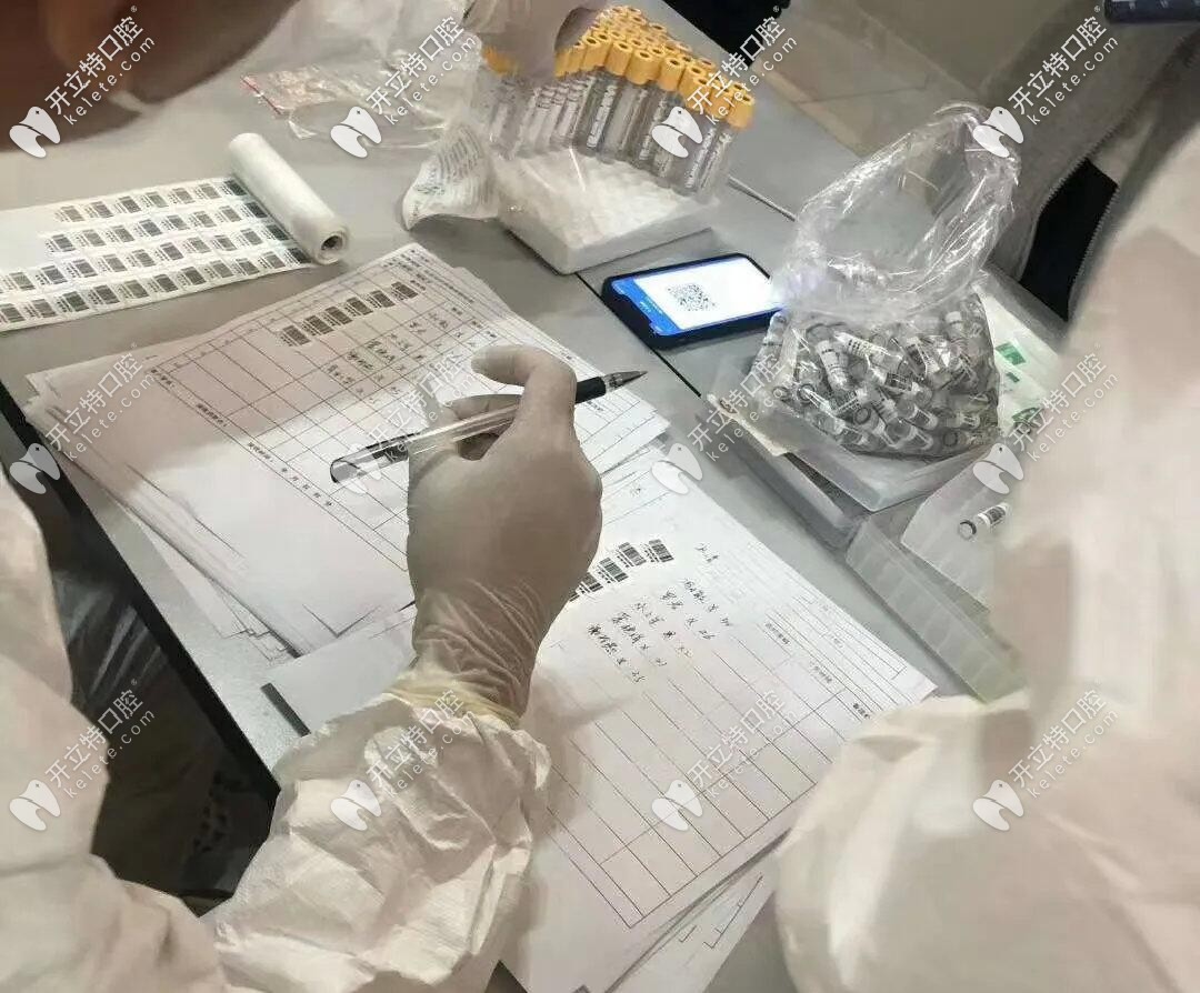 醫(yī)護(hù)人員進(jìn)行核酸檢測 醫(yī)護(hù)人員進(jìn)行核酸檢測