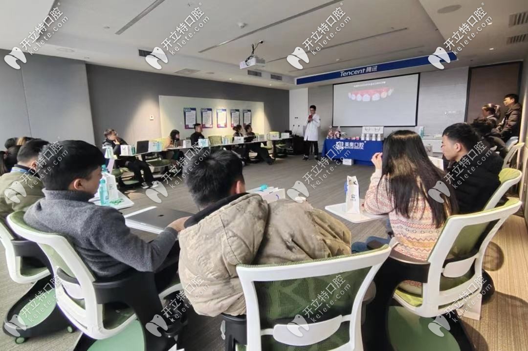 醫(yī)生們一塊在學(xué)習(xí)交流技術(shù)