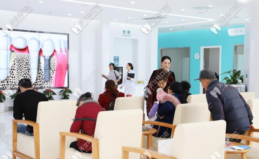 醫(yī)院大廳比較大