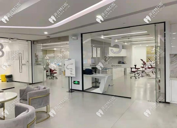 廣州穗江口腔做種植牙正規(guī)嗎，種一顆牙價(jià)格多少錢嘞？