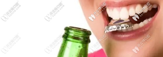 用牙齒開瓶蓋，長期會(huì)使的牙齒松動(dòng)
