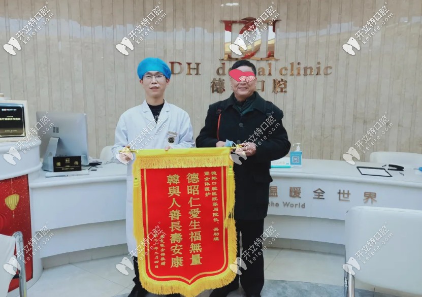 爺爺與張?jiān)洪L(zhǎng)的合影