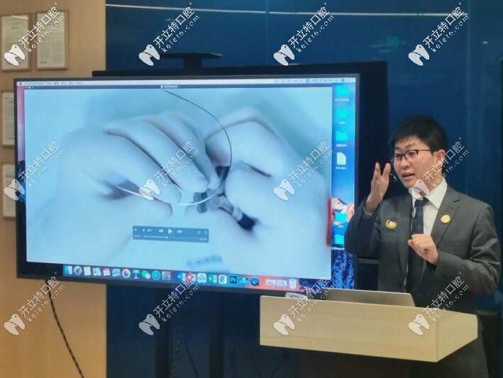 北京禾禾齒科黃帥醫(yī)生在為醫(yī)生培訓(xùn)