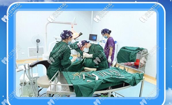 易院長種植牙操作進行中