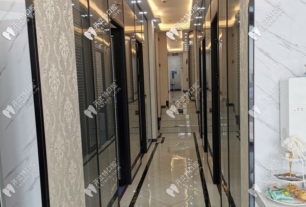 兩邊都是診室，盡頭是專做口腔檢查的地方