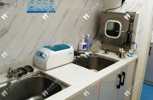 雖說進不了手術(shù)室，但還是去消毒室看一下