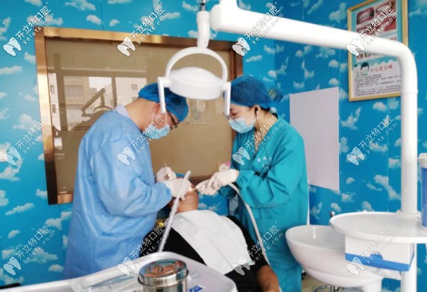 嘉興愛尚口腔的醫(yī)生正在檢查顧客牙齒