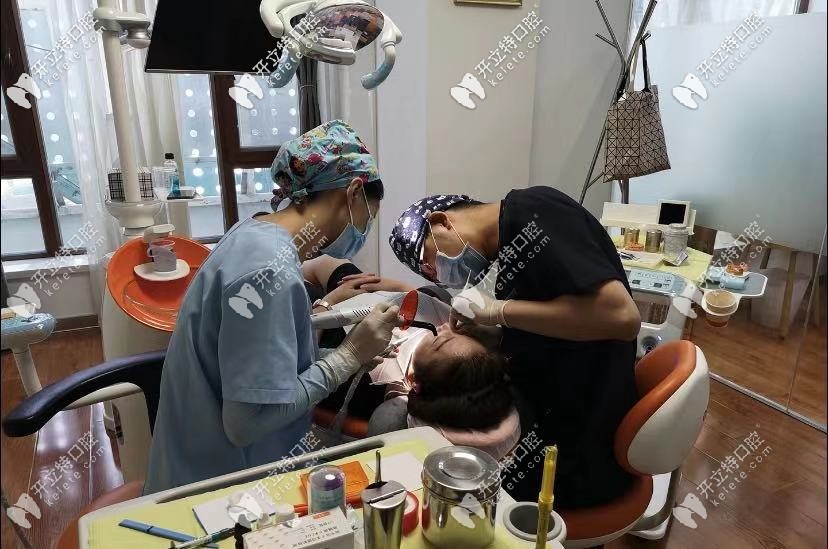 賽弗口腔：王明輝醫(yī)生就診中