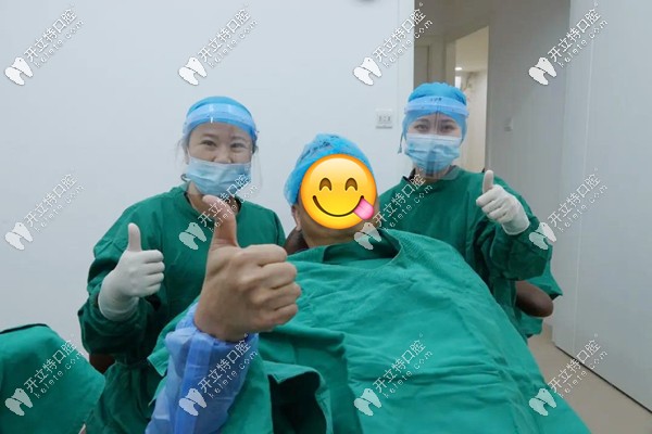 63歲的陳叔叔為柏德口腔和醫(yī)生點(diǎn)贊