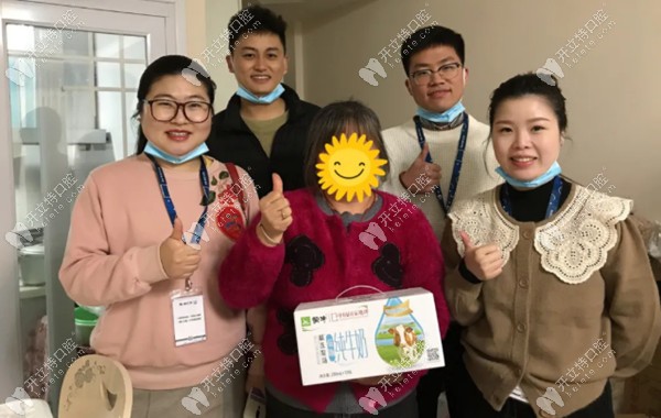 維樂口腔醫(yī)護人員與顧客的合影