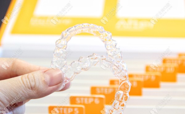 easysmile輕松笑隱形牙套為什么便宜，和隱適美比哪個(gè)好