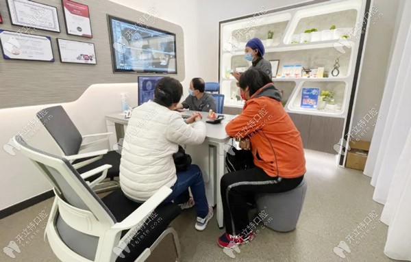 <!--<i data=20240703-sp></i>-->華醫(yī)生面診馮先生，并設(shè)計(jì)種植方案