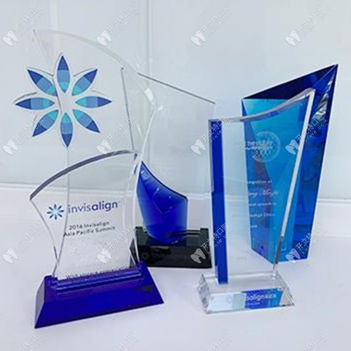 隱適美白金認證醫(yī)師獎杯