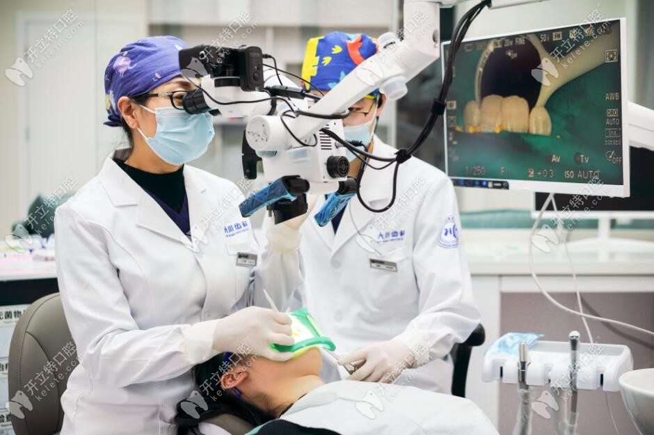 西安大川口腔醫(yī)生正在治療牙齒 西安大川口腔醫(yī)生正在治療牙齒