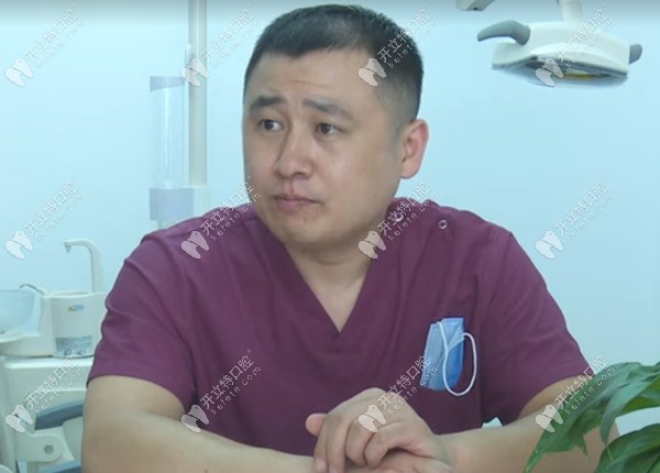 孫富強(qiáng)院長(zhǎng)正在為顧客面診