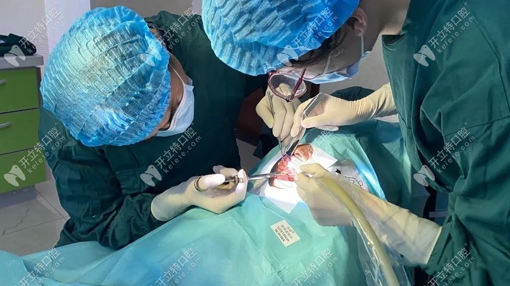 正在做種植牙的樣子