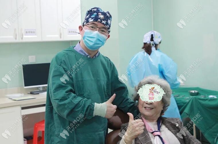 種植后劉女士和醫(yī)生合影